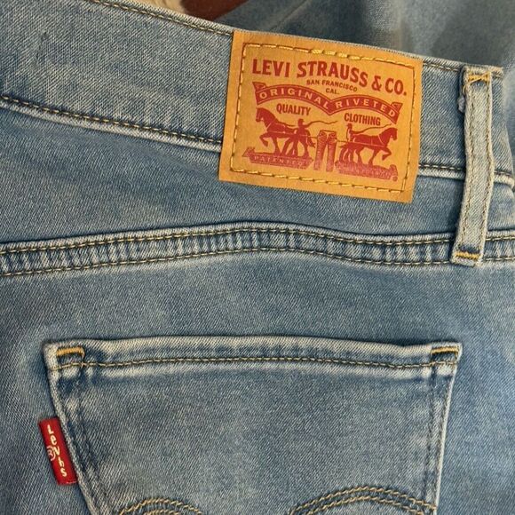 Levi’s (8 / 29) 720 High Rise Super Skinny Cropped Jeans - Light Wash - Picture 4 of 7